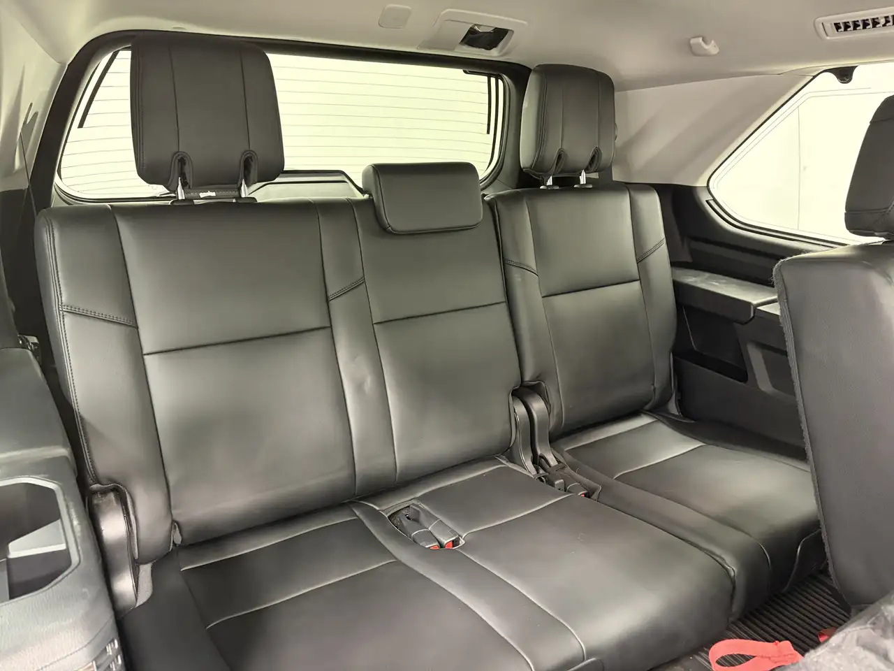 Toyota Sequoia снимка Toyota Sequoia