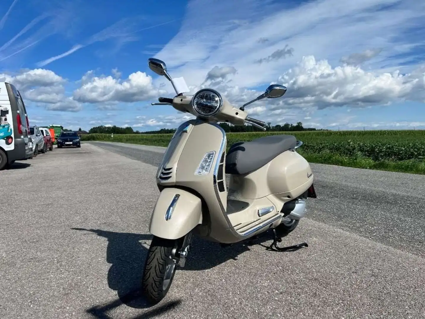 Vespa GTS 300 RST Modell 2023 Lagernd Beige - 2