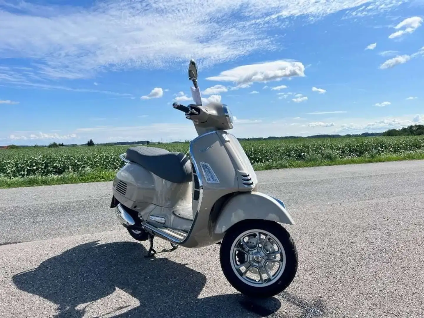 Vespa GTS 300 RST Modell 2023 Lagernd Beige - 1
