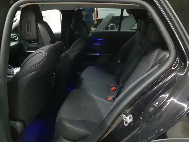 Mercedes-Benz C-Class view 13
