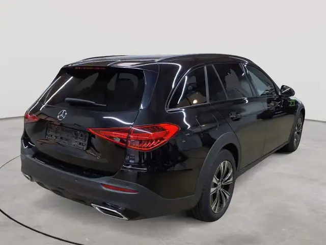 Mercedes-Benz C-Class view 4