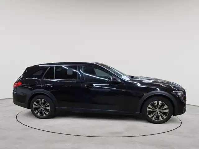 Mercedes-Benz C-Class view 3