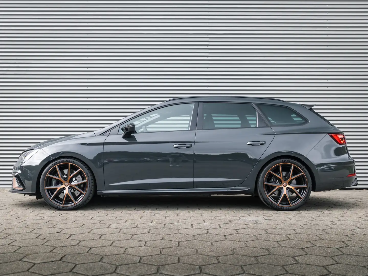SEAT Leon ST 2.0 TSI CUPRA R 4DRIVE BLACKNESS GREY CARBON Gris - 2