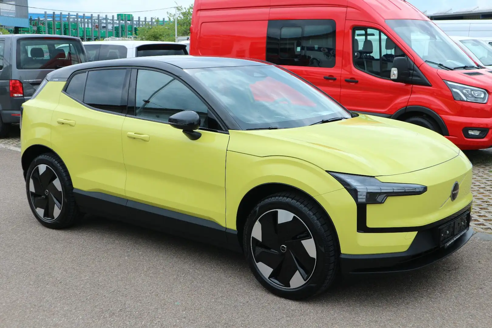 Volvo EX30 Plus Pure Electric Extended Range 69kWh Žlutá - 2