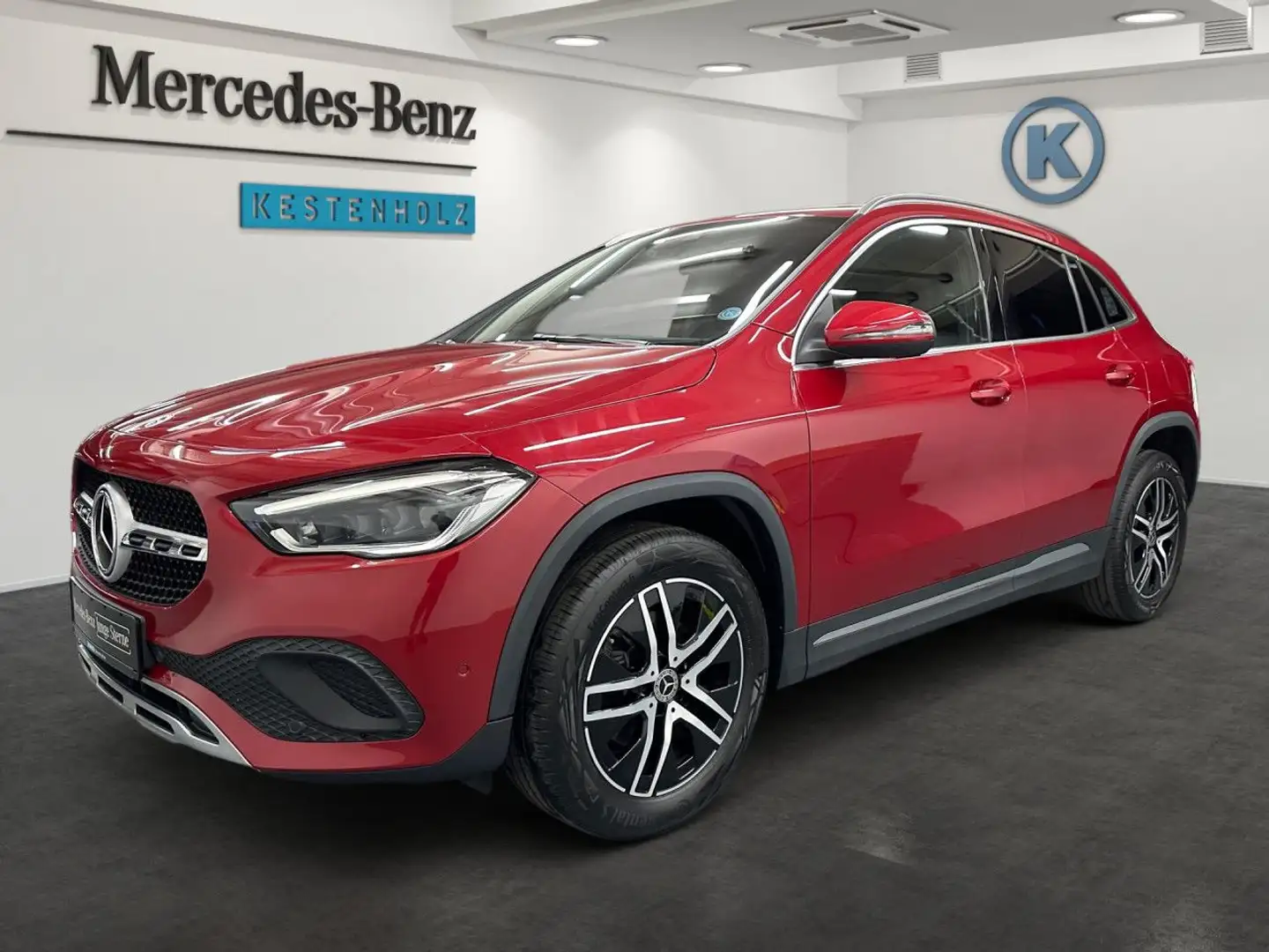 Mercedes-Benz GLA 200 Multibeam AHK Kamera Laderaump Klimaautom Roşu - 2