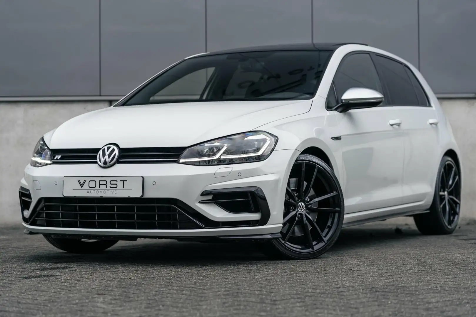 Volkswagen Golf 2.0 TSI 4Motion R Pano Camera ACC Wit - 1