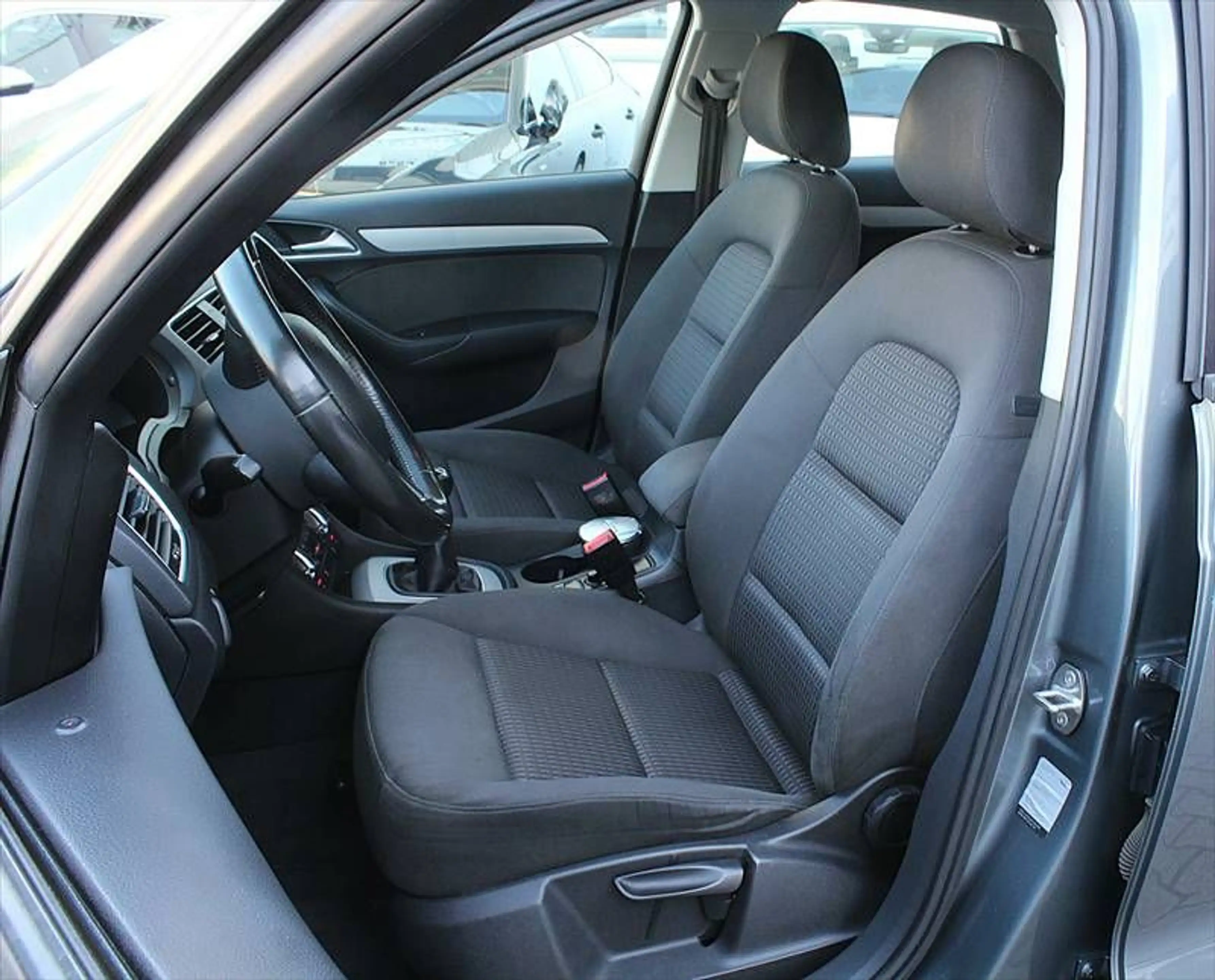 Audi Q3 2,0 TFSI Quattro Klimaautom Sitzhzg Xenon Alu — photo 4