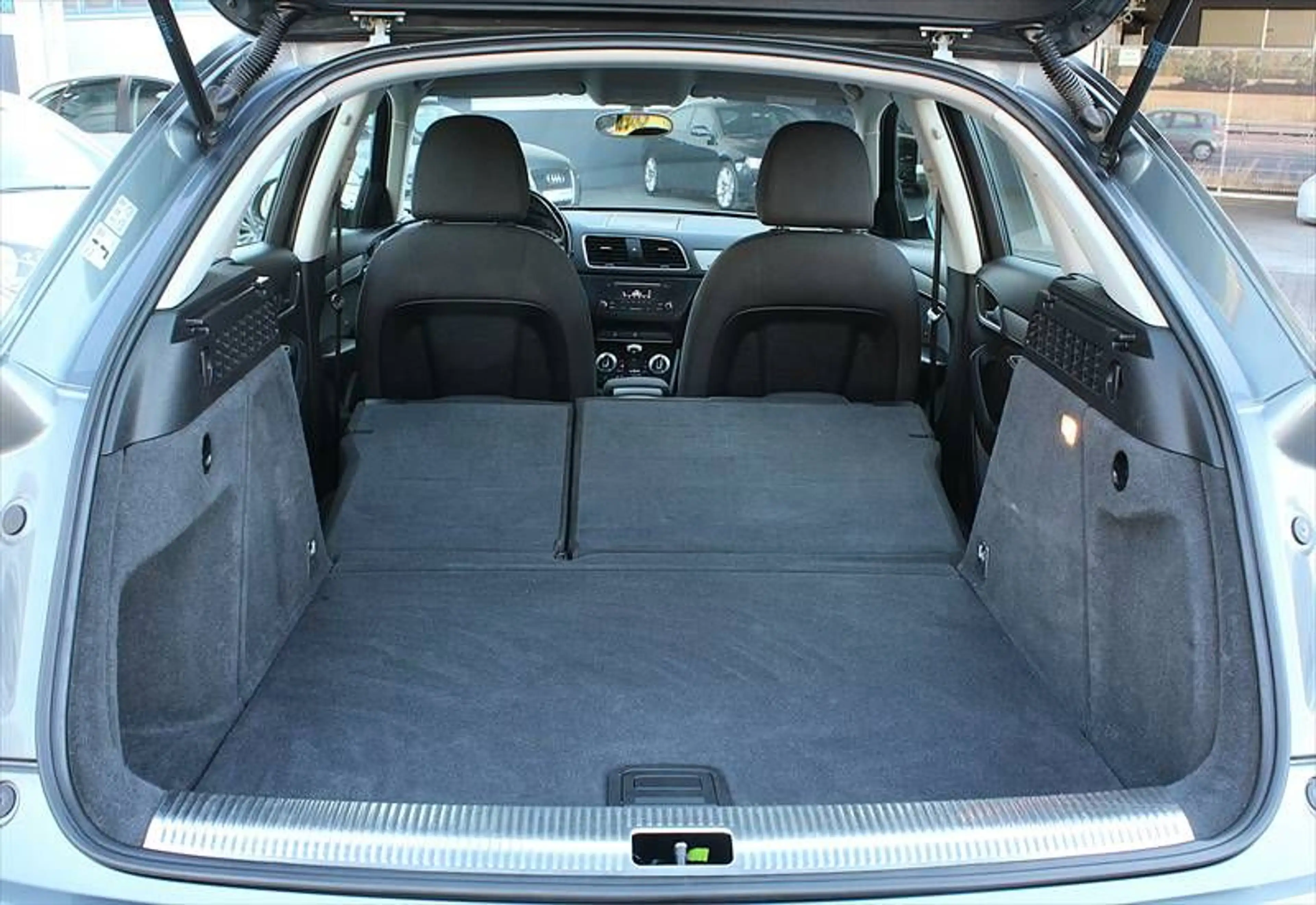 Audi Q3 2,0 TFSI Quattro Klimaautom Sitzhzg Xenon Alu — photo 10
