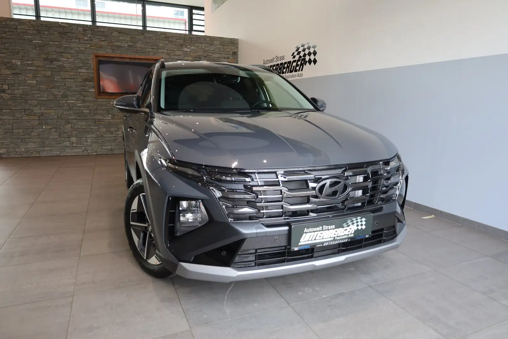 Hyundai TUCSON NX4 GO 1,6 T-GDi 2WD DCT Grau - 2