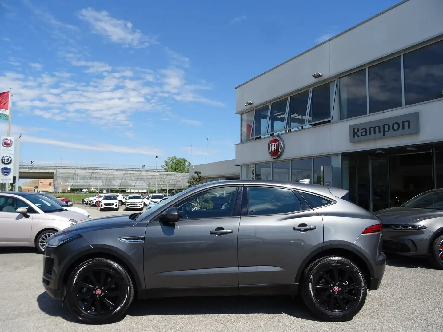 Jaguar E-Pace 2.0D 150 CV AWD Auto R-Dynamic HSE Grigio - 2