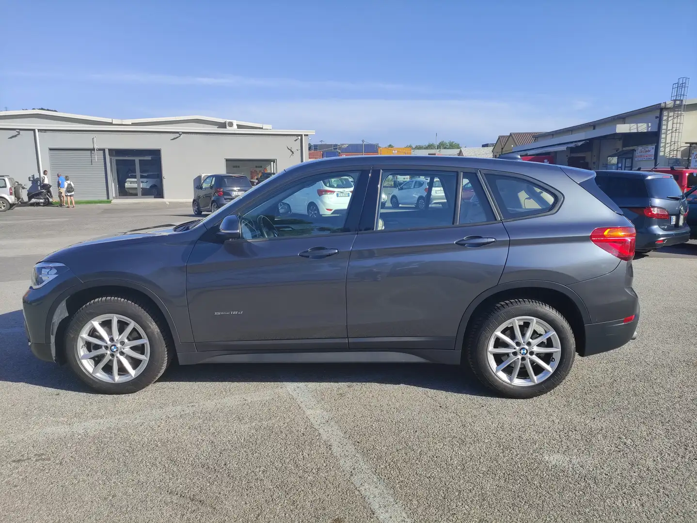BMW X1 X1 sdrive18d Business auto Grijs - 2