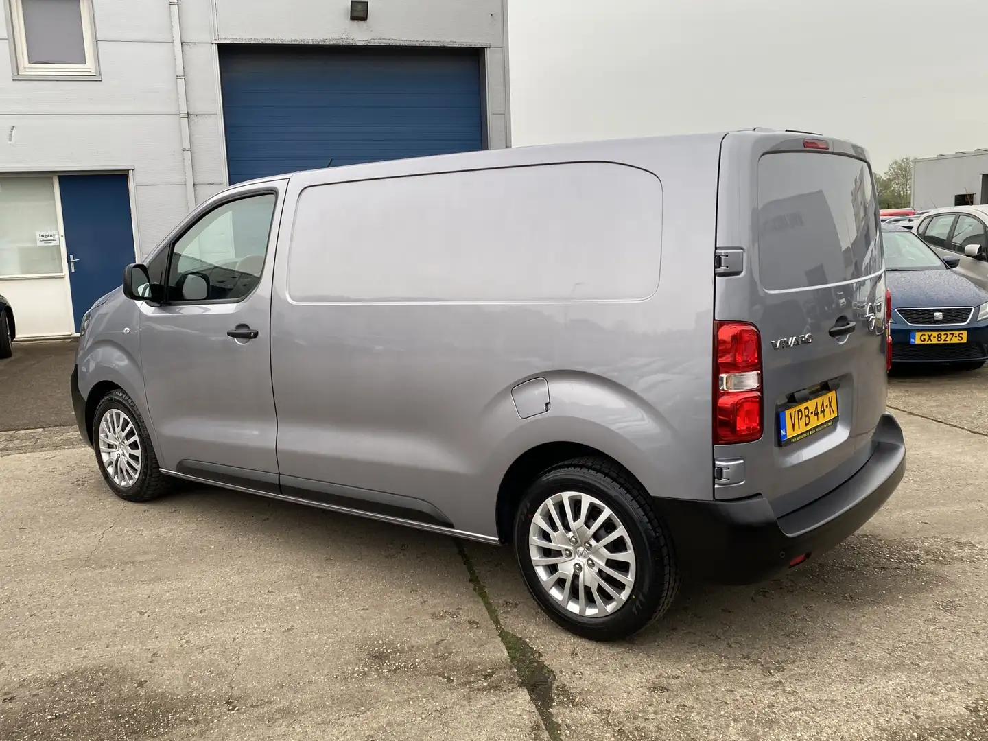 Opel Vivaro 1.5 CDTI 120 PK L2H1 EURO 6 Edition, 6-BAK, 3-PERS Gris - 2