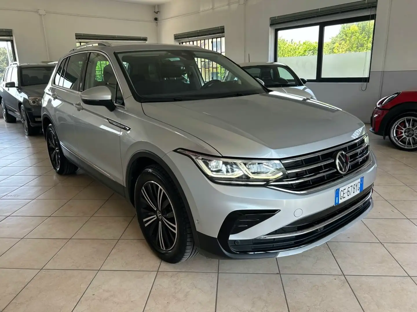 Volkswagen Tiguan 2.0 TDI 150 CV SCR DSG Elegance Argento - 2