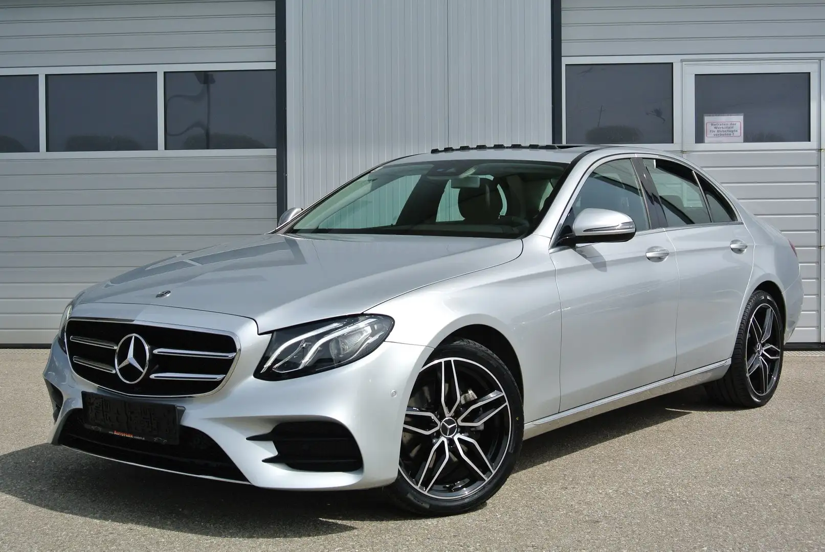 Mercedes-Benz E 200 Aut *AMG-Design* Widescreen *SD* LEDER *AHK*LED Argent - 1