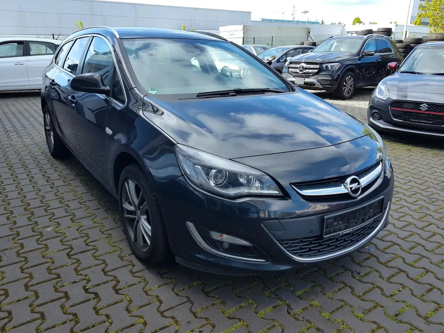 Opel Astra J Sports Tourer Exklusiv (Motorschaden) Schwarz - 1