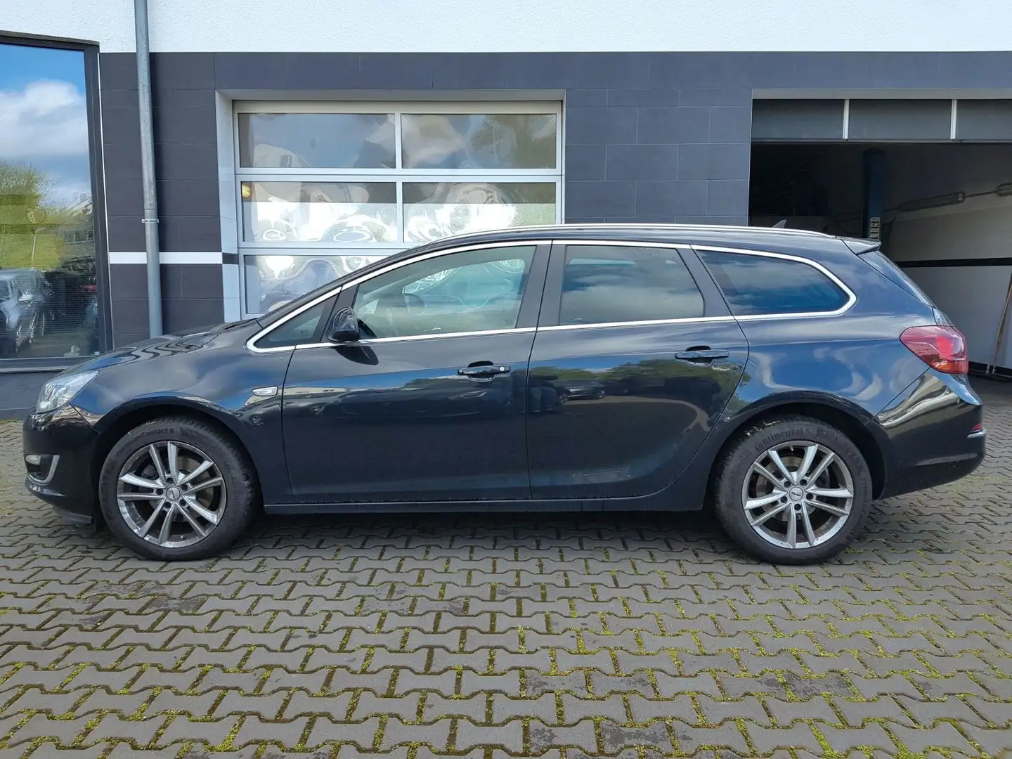 Opel Astra J Sports Tourer Exklusiv (Motorschaden) Schwarz - 2