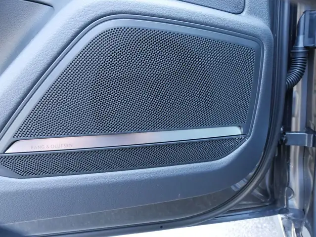 Audi S6 Avant view 11