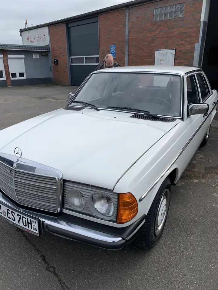 Mercedes-Benz 200 W123, foto 1