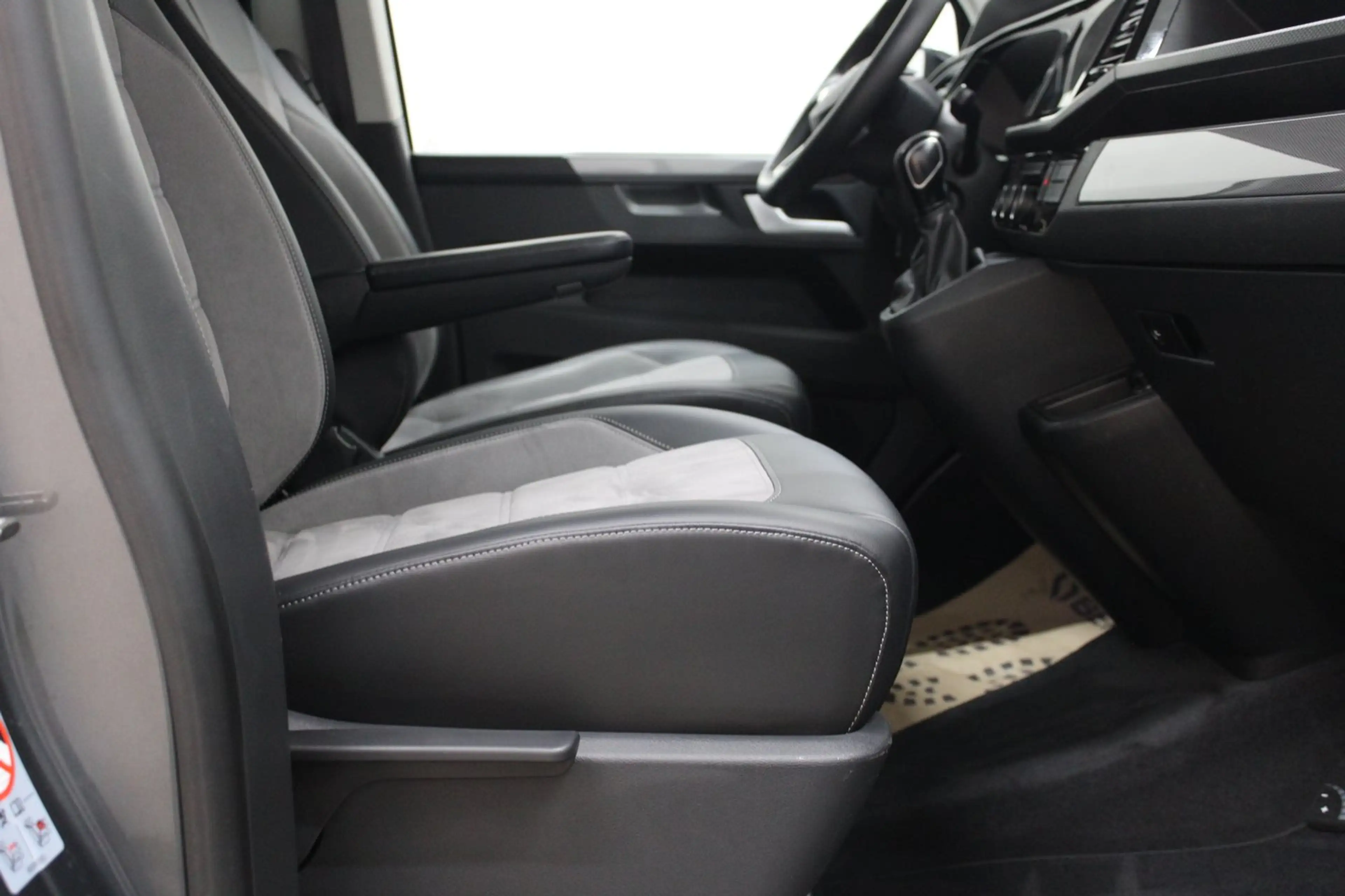 Volkswagen T6.1 Multivan VW T6.1 Multivan Highline TDI 4MOTION — photo 8