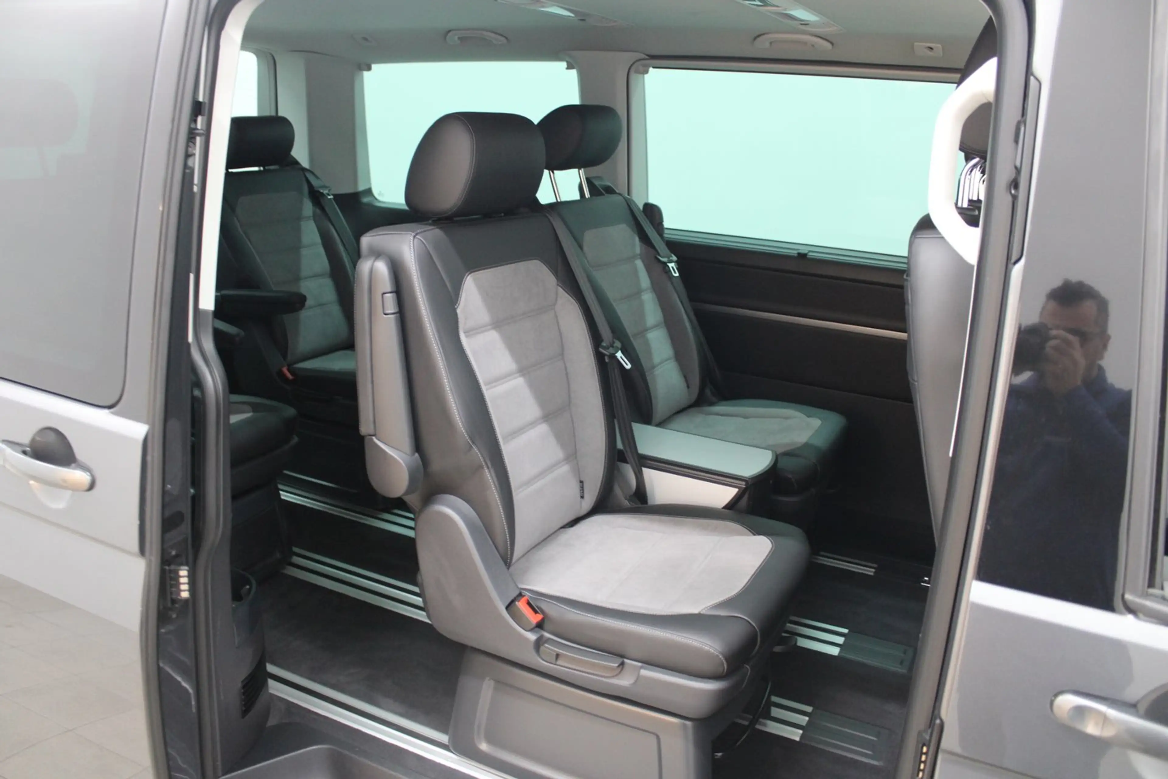 Volkswagen T6.1 Multivan VW T6.1 Multivan Highline TDI 4MOTION — photo 10