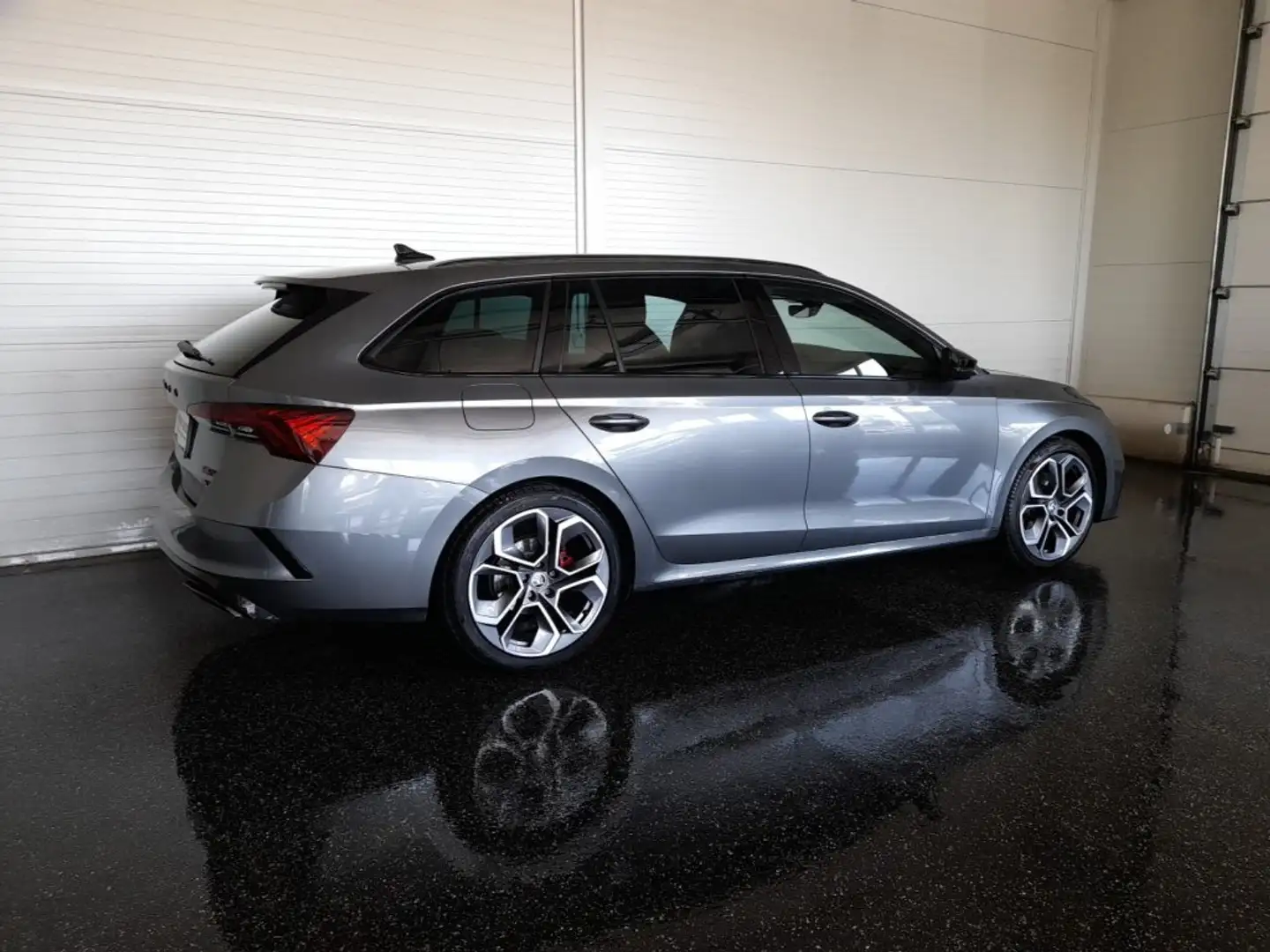 Skoda Octavia Combi RS EDITION 4x4 2,0 TDI DSG *SKY / 19 ZOLL / RS-EKLUSIV INTERIEUR / MATRIX-LED / DCC / AHV / MASSAGE / HEAD-UP / E-K Grau - 2