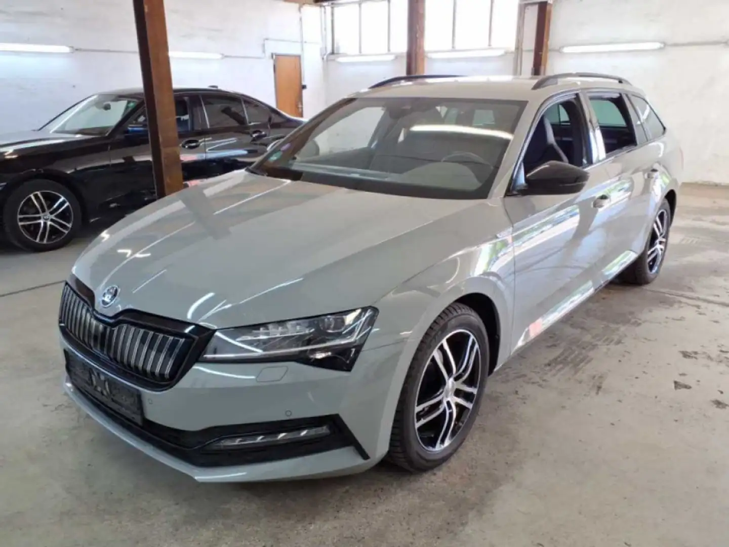 Skoda Superb Sportline iV*AHK*4xSHZ*R.Cam*LED*virtual Grau - 2