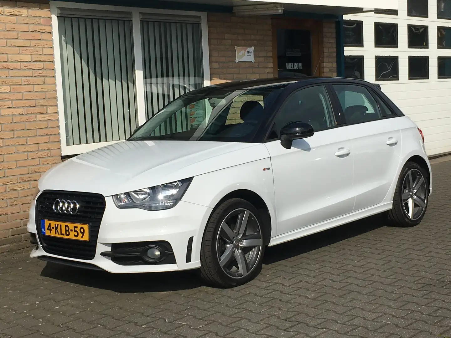 Audi A1 1.2 TFSI Admired S-line Wit - 1