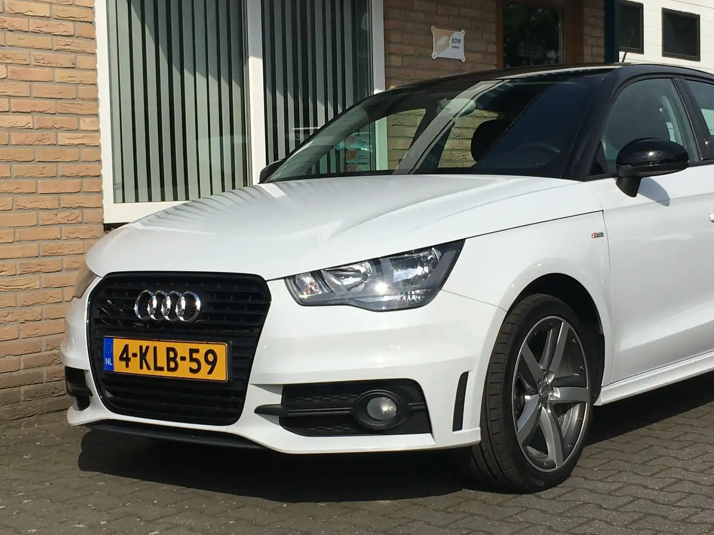 Audi A1 1.2 TFSI Admired S-line Wit - 2