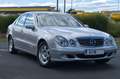 Mercedes-Benz E 220 GARAGENFAHRZEUG * NUR 92.000 Km * Sammlerstück * Silber - thumbnail 2