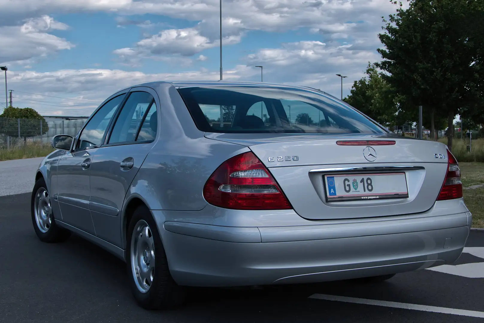 Mercedes-Benz E 220 GARAGENFAHRZEUG * NUR 92.000 Km * Sammlerstück * Silber - 1
