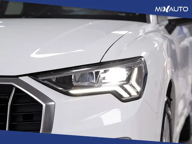 Audi Q3 view 10