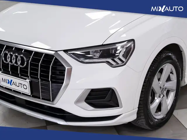 Audi Q3 view 9
