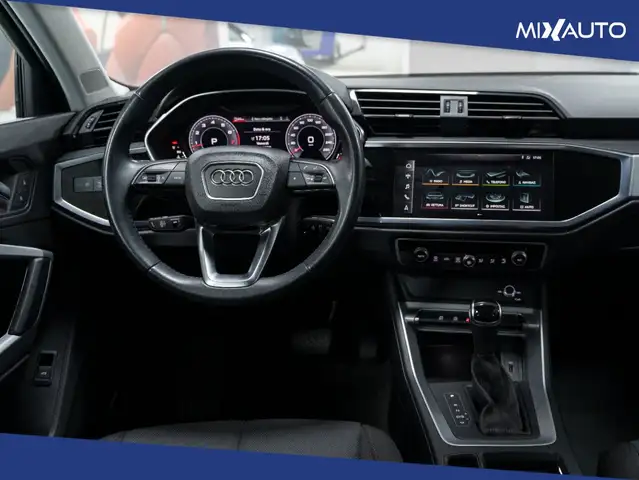 Audi Q3 view 11