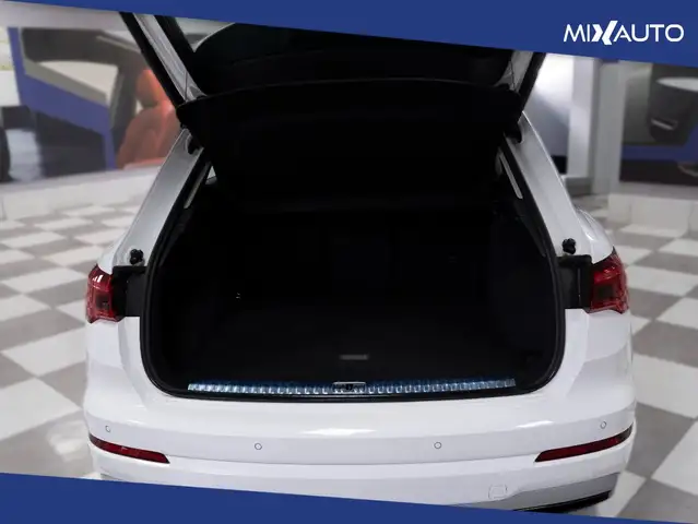 Audi Q3 view 7