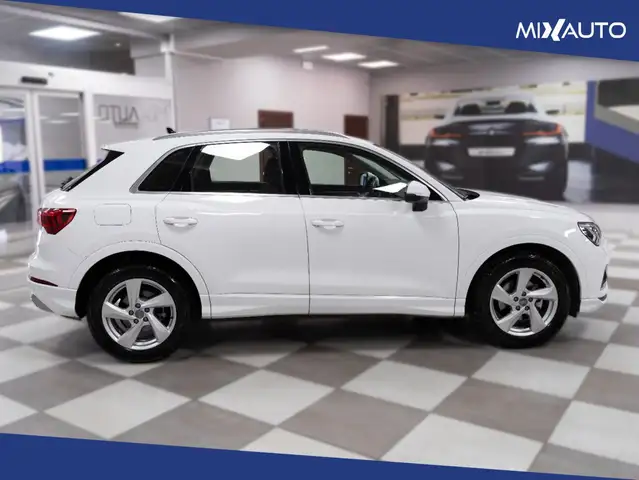 Audi Q3 view 6