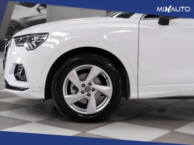 Audi Q3 view 8