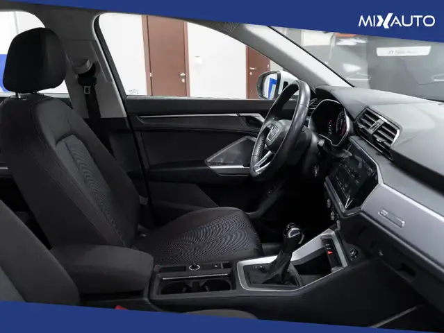 Audi Q3 view 14