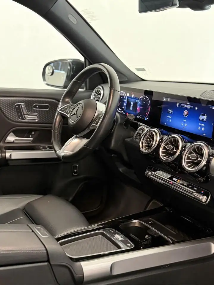 Mercedes-Benz GLB photo Mercedes-Benz GLB