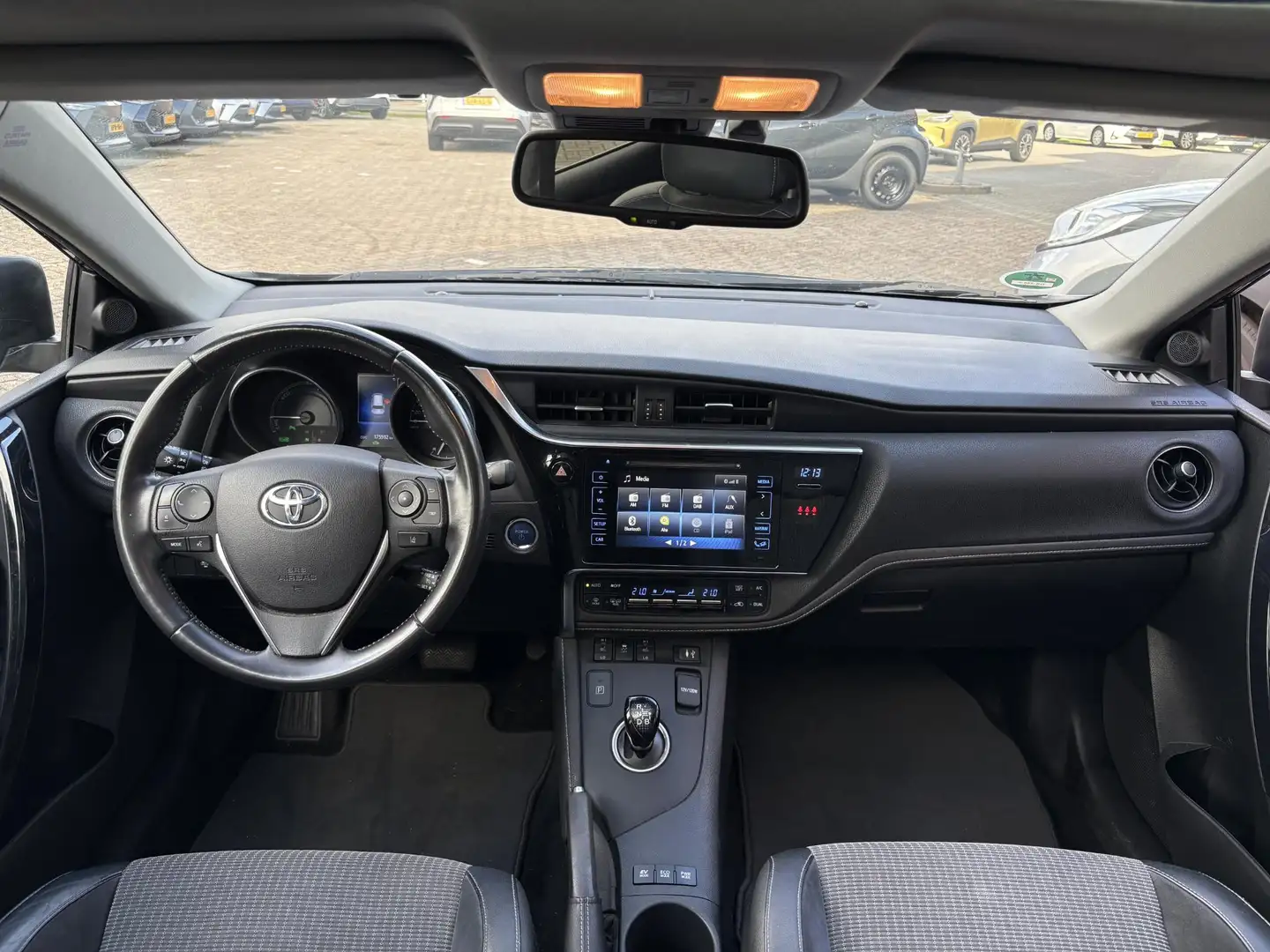 Toyota Auris Touring Sports 1.8 Hybrid Lease pro Grijs - 2