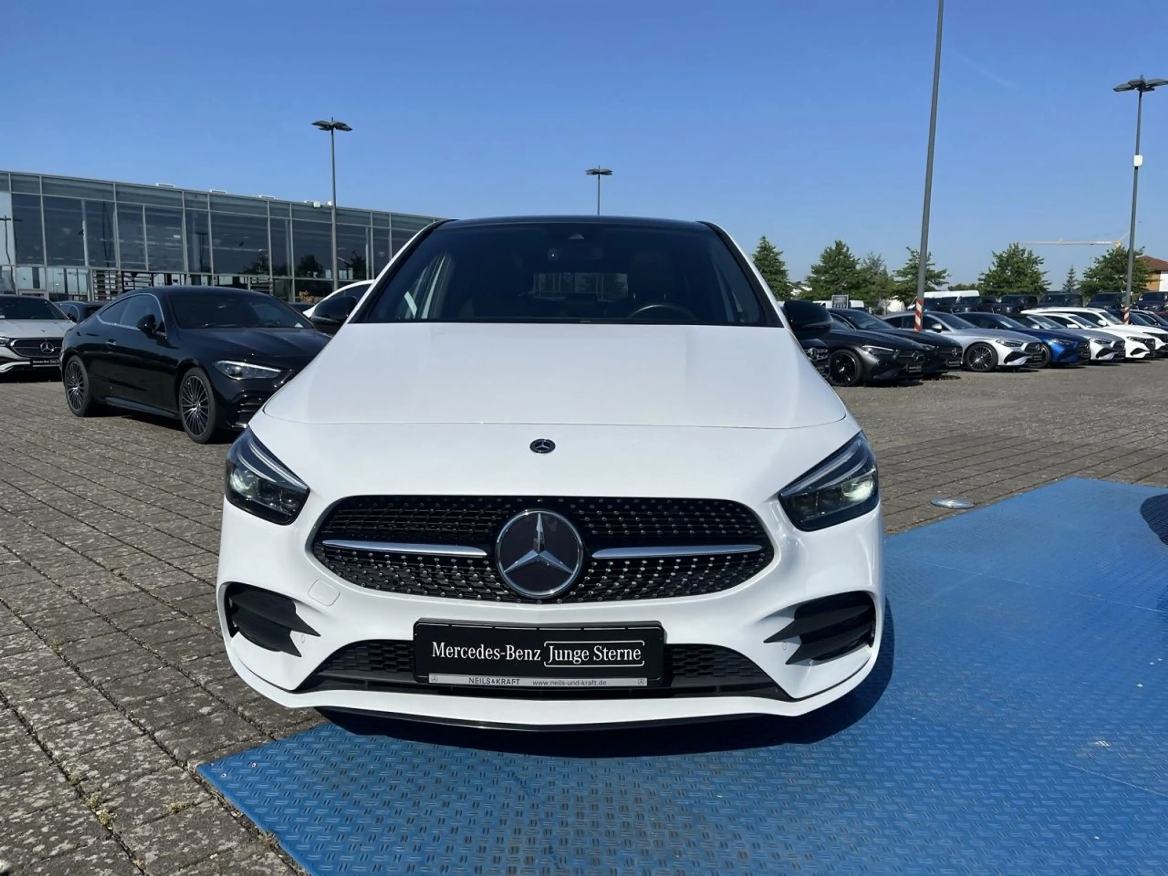 Mercedes-Benz B 220 d 4MATIC AMG+NIGHT+MULTIBEAM+AMBIENTE+PANO — photo 3