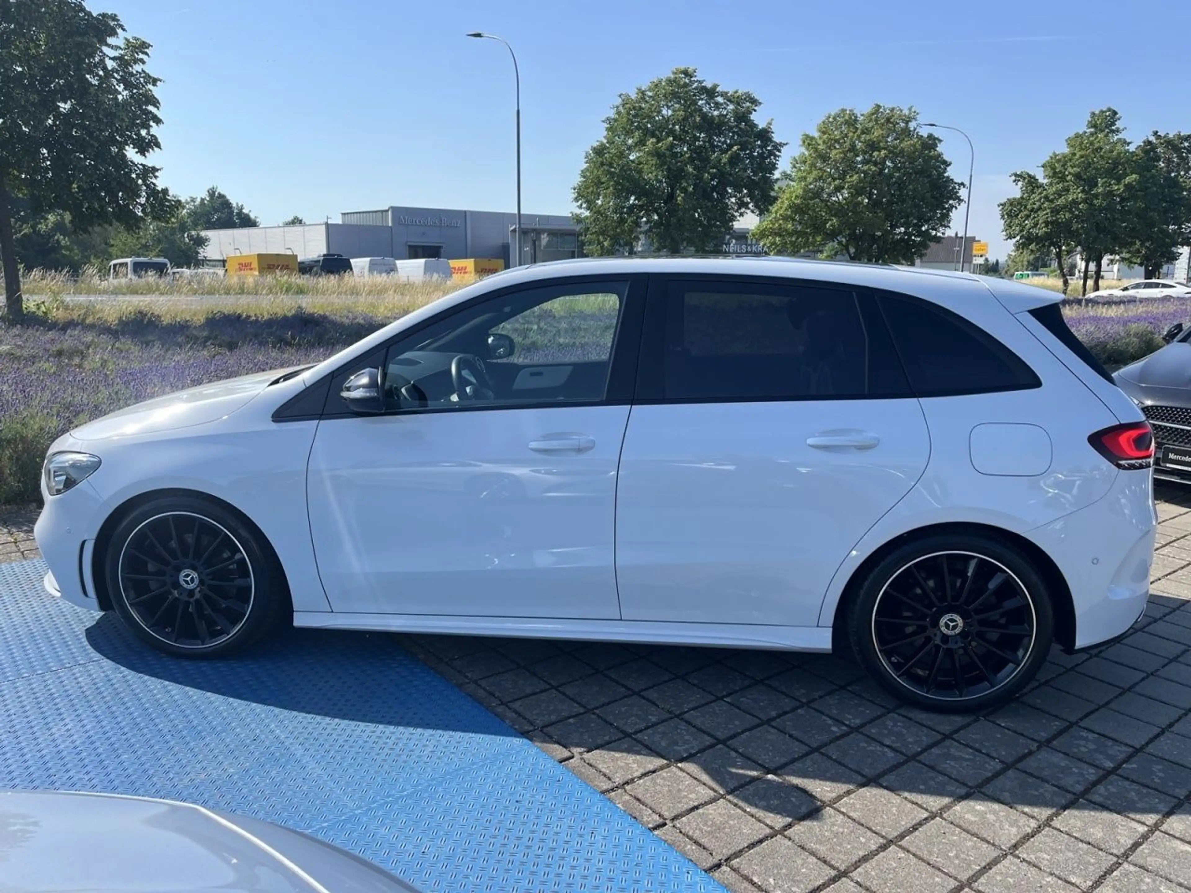 Mercedes-Benz B 220 d 4MATIC AMG+NIGHT+MULTIBEAM+AMBIENTE+PANO — photo 9
