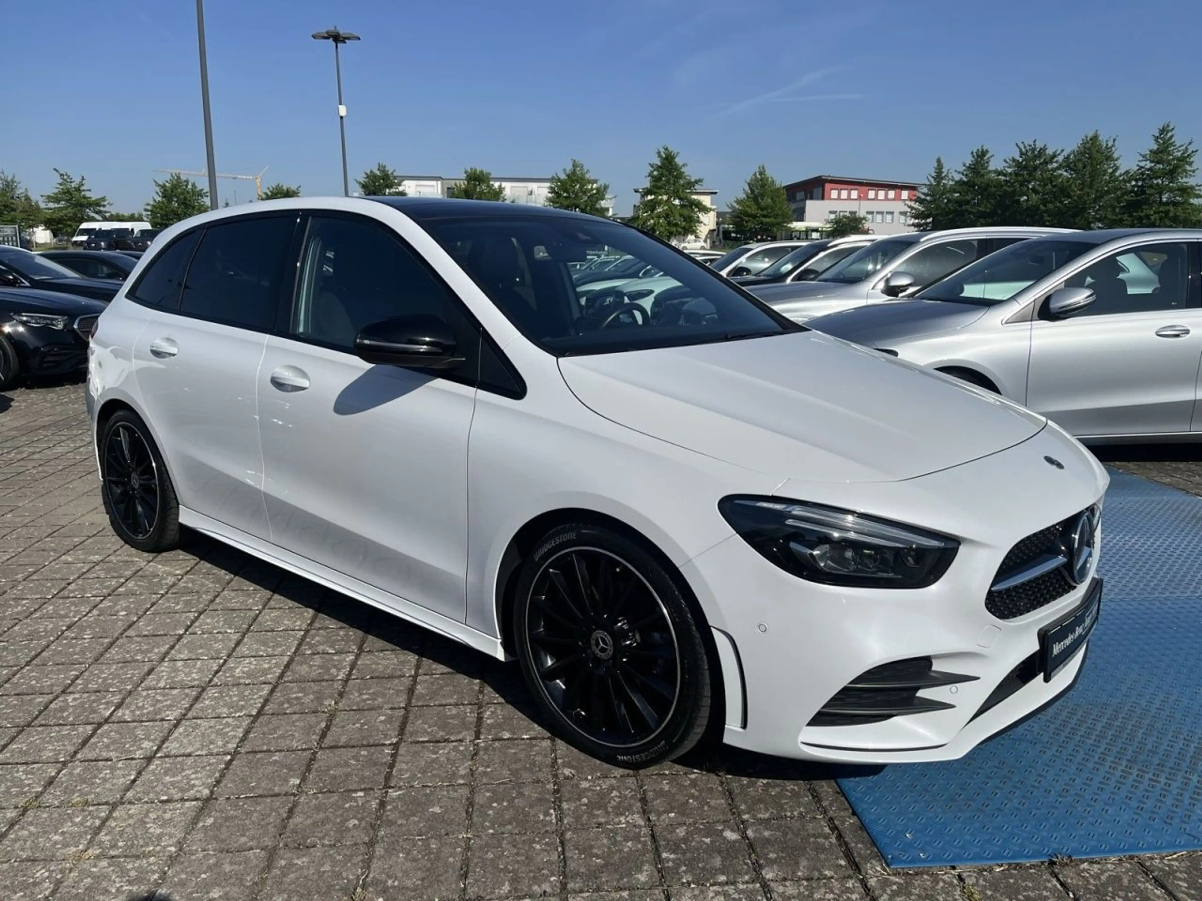 Mercedes-Benz B 220 d 4MATIC AMG+NIGHT+MULTIBEAM+AMBIENTE+PANO — photo 4