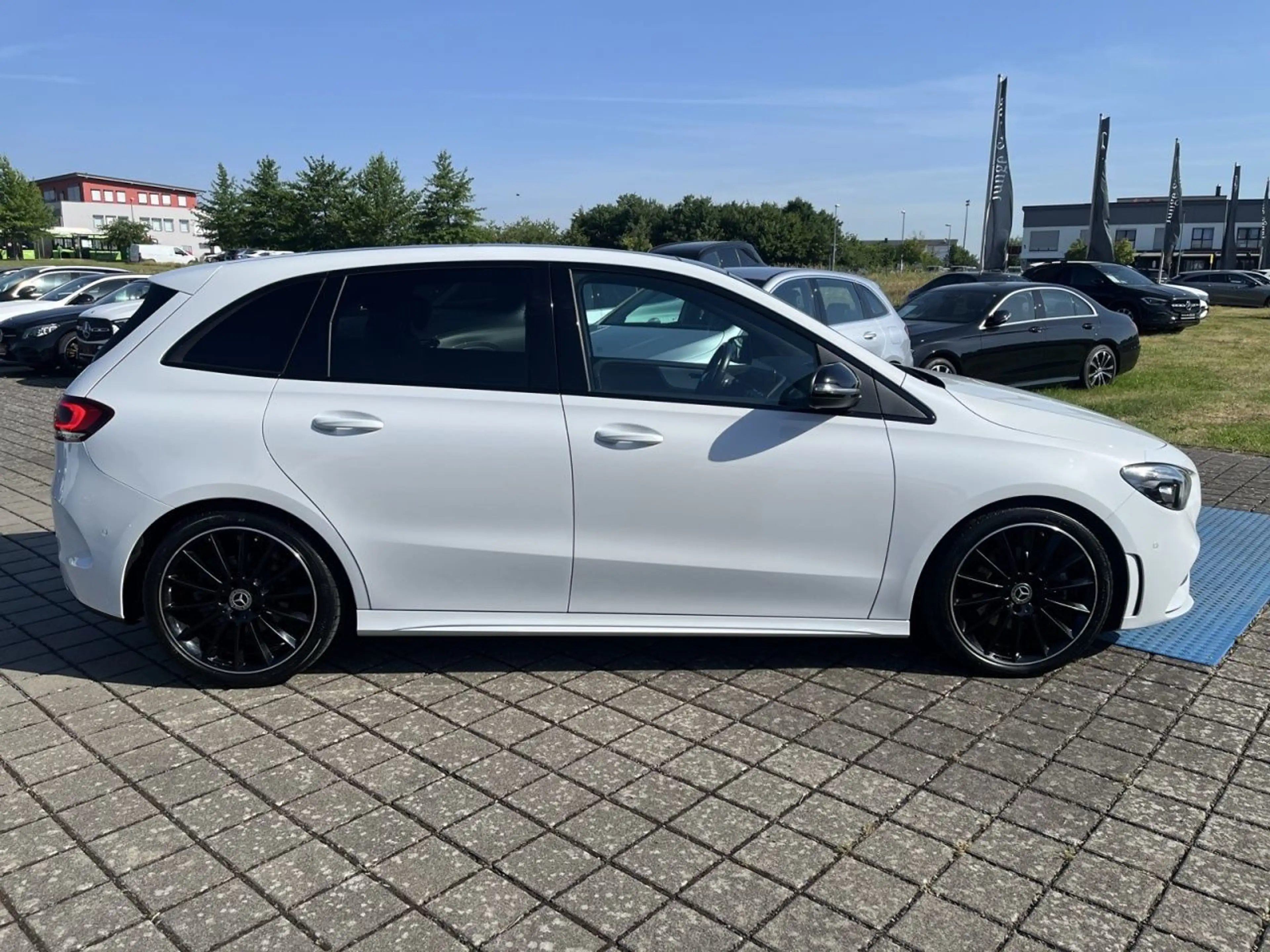 Mercedes-Benz B 220 d 4MATIC AMG+NIGHT+MULTIBEAM+AMBIENTE+PANO — photo 5