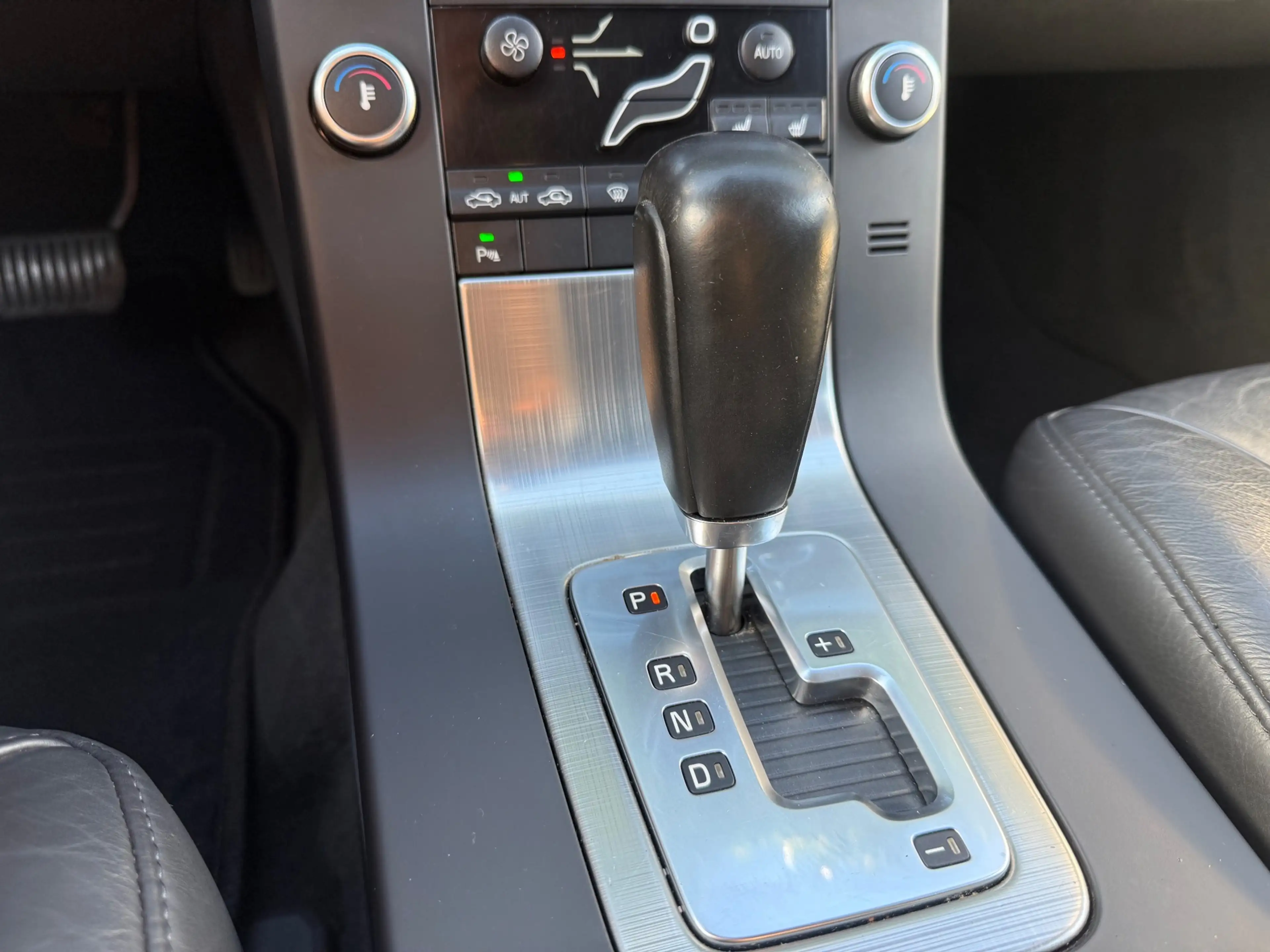 Volvo V70 2.5T Momentum AUT|NWE APK & DB-RIEM|NAVI|TREKH|LEE — photo 17