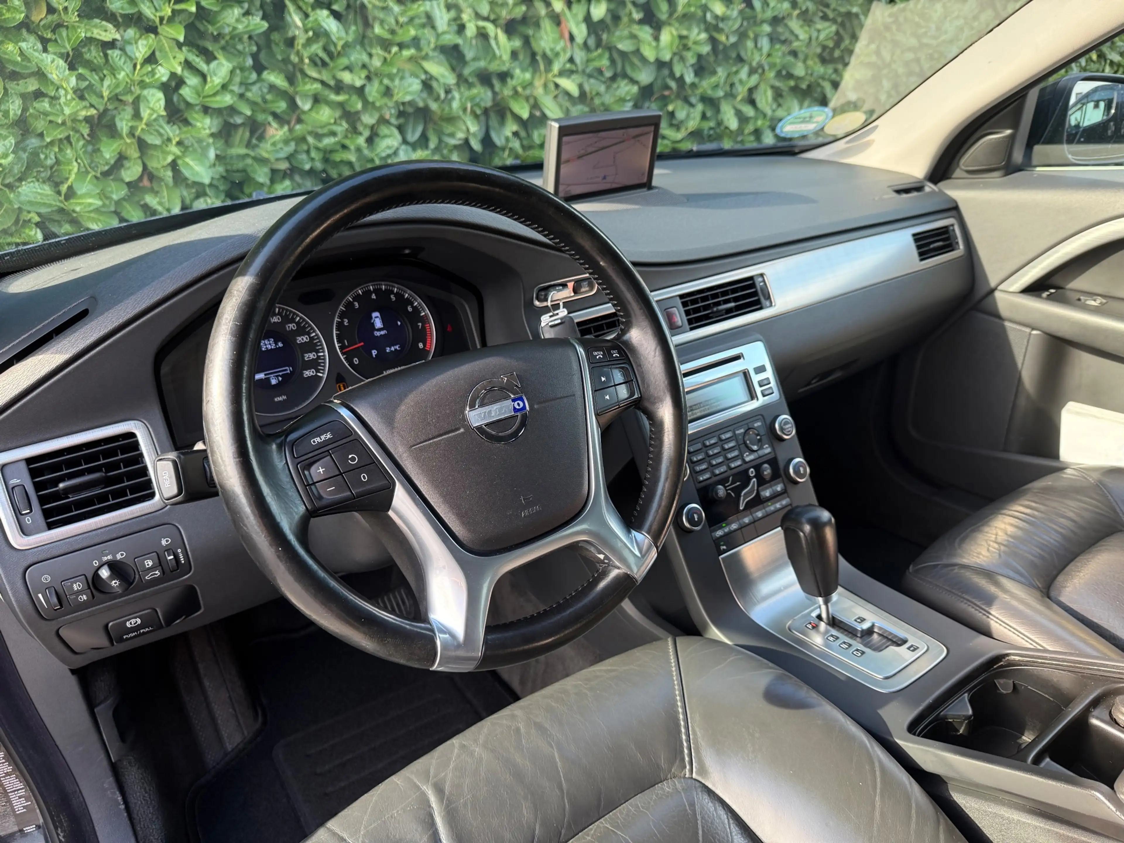 Volvo V70 2.5T Momentum AUT|NWE APK & DB-RIEM|NAVI|TREKH|LEE — photo 9