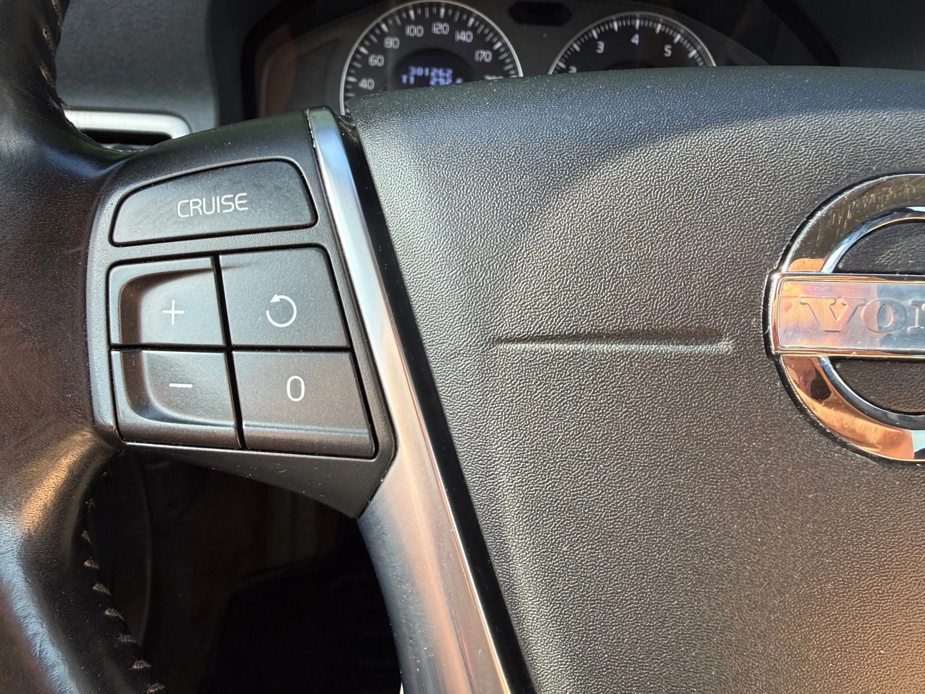 Volvo V70 2.5T Momentum AUT|NWE APK & DB-RIEM|NAVI|TREKH|LEE — photo 21