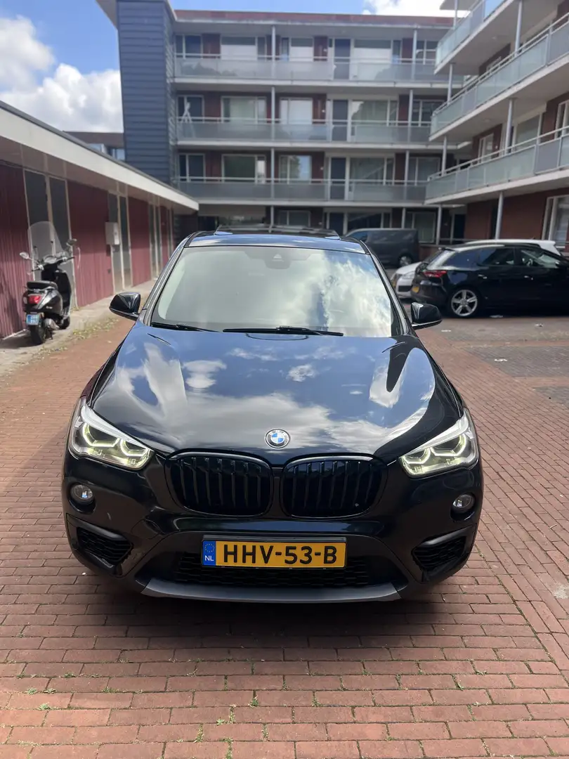 BMW X1 BMW X1 1.5 Sdrive 18I AUT 2016 Zwart 136PK Zwart - 1