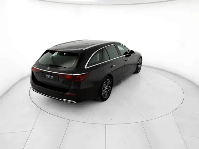 Mercedes-Benz E-Class view 3
