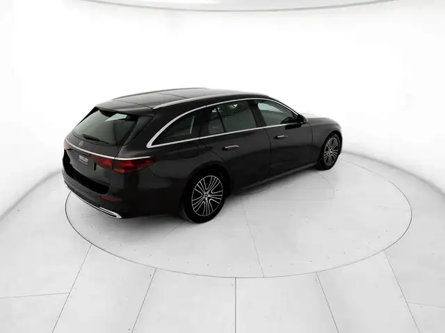 Mercedes-Benz E-Class view 4