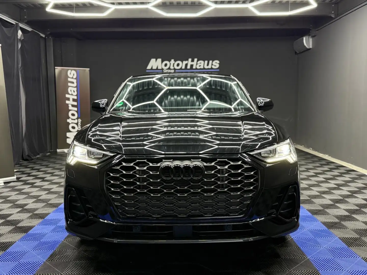 Audi Q3 Sportback 35 1.5 tfsi S line edition Zwart - 2